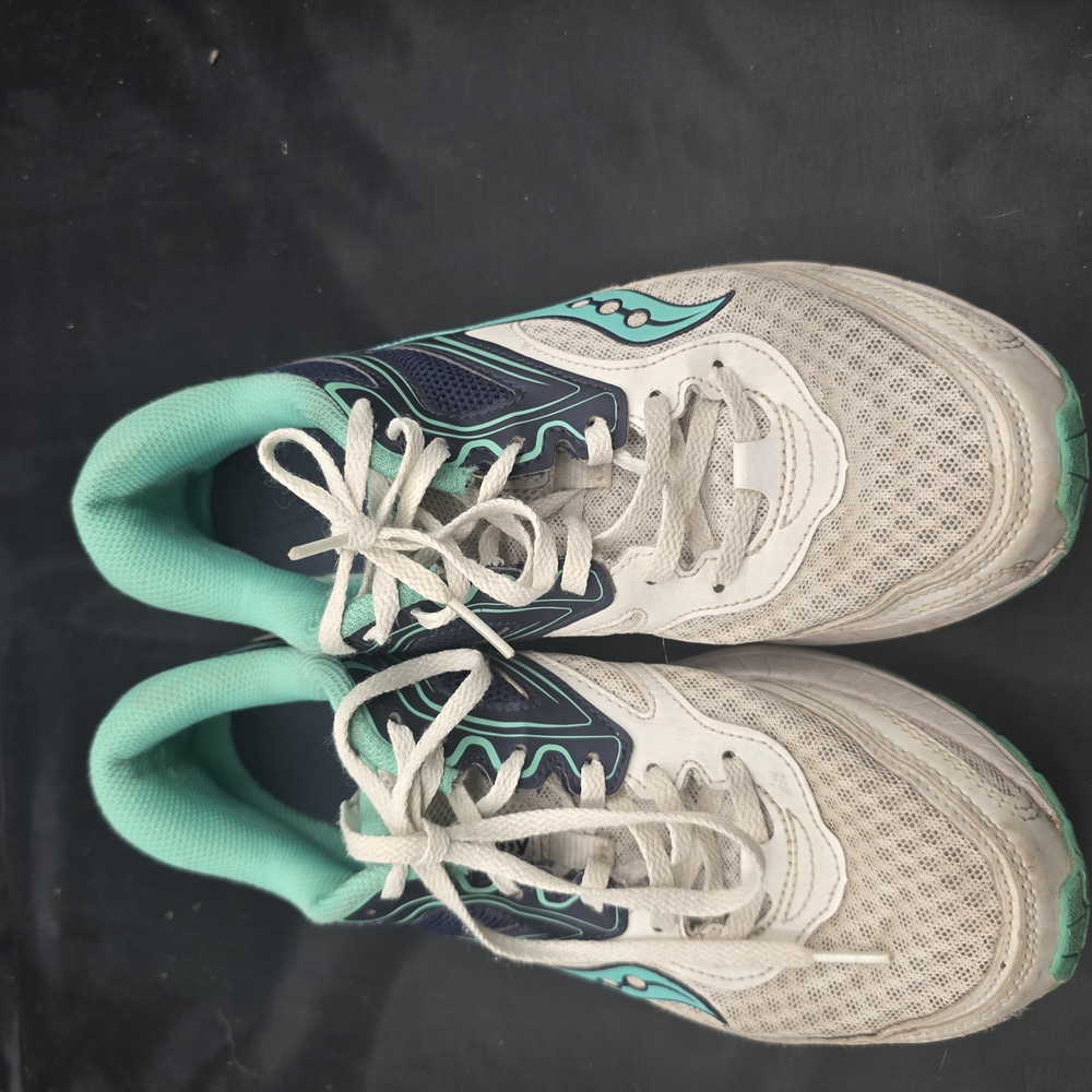 Saucony White and Green Athletic Shoes with Breathable Design
